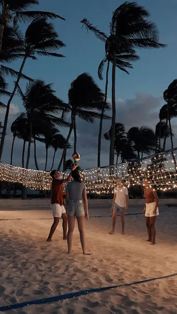 Pessoas nadando e aproveitando as atividades disponíveis nos resorts Club Med