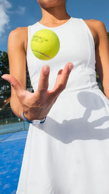 Mulher praticando tênis, esporte incluso nos resorts Club Med