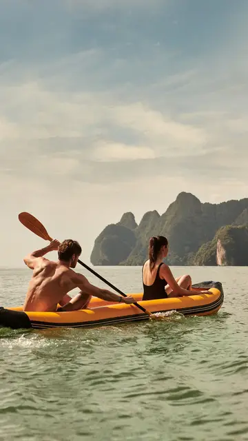 Adultos aproveitando passeio de kaiaque no resort Club Med