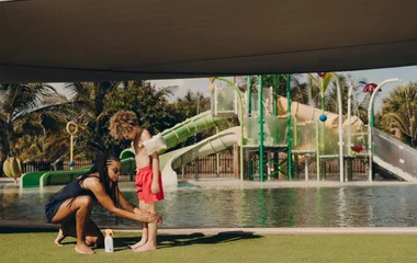 Menina no playground do Club Med.