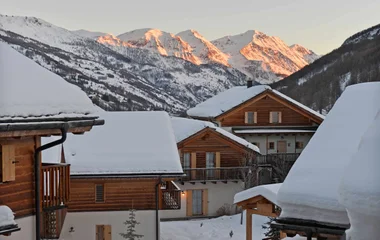 visual alpino na neve com chalés