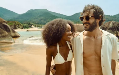 casal feliz em praia