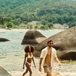 casal em praia paradisíaca no Brasil