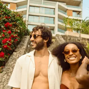 casal de óculos de sol sorrindo