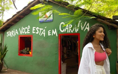 mulher em frente casa com parede verde