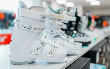 Bota de snowboard branca.