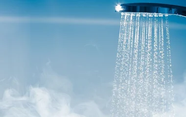 Chuveiro com água quente