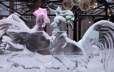 Duas esculturas de gelo.