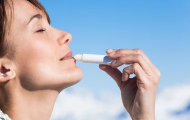 Mulher passando protetor labial