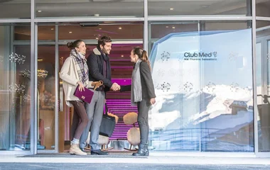 Dois hóspedes sendo recepcionados em resort do Club Med.