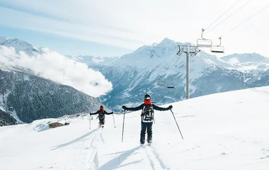 Duas pessoas esquiando em La Rosière.