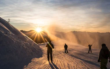 Estação de esqui no por do sol