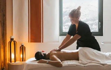 Mulher sendo massageada nas costas.