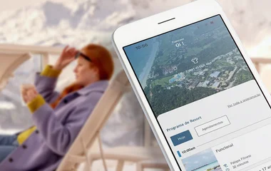Celular abierto en la app Club Med.