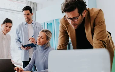 grupo de gente trabajando en las salas de club med especial para eventos