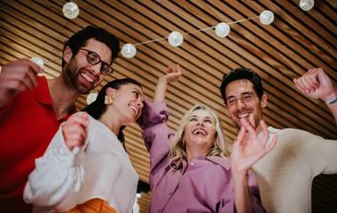 Amigos bailando en el resort.