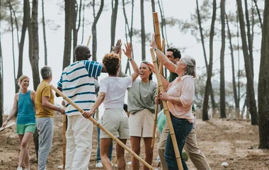 Grupo de personas realizando team building en Club Med