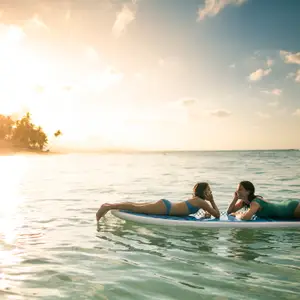madre e hija en tablas en el mar del caribe