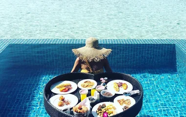 floating breakfast