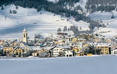 Vilarejo com os Alpes Suíços ao fundo