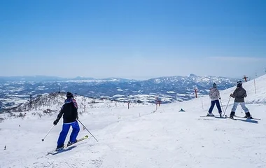 ski and snowboard in hokkaido