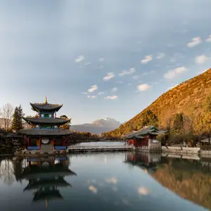 The ancient city of Lijiang, with a history spanning over 800 years, boasts historical sites, snow-capped mountains, serene lakes, and rich ethnic minority cultures.