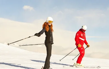 twee skiërs op de piste