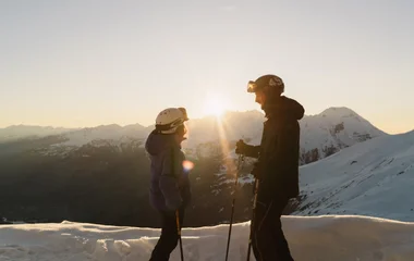 twee skiërs op de piste