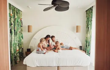Famille rassemblée dans un lit