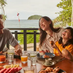 phuket famille petit-déjeuner