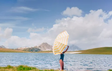 Promenade au bord d'un lac dans les Alpes