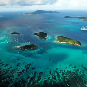 Arquipélago com água azulada.