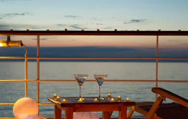 mesa de jantar com vista para o mar em cruzeiro