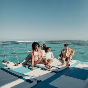 groupe d'ado sur un bateau