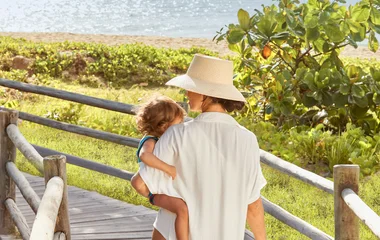 Une mère avec son enfant dans les bras à Trancoso