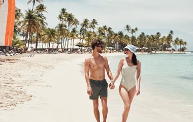 couple se balade sur la plage guadeloupe