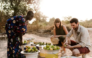 couple qui achète des fruits sénégal