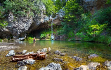 Homme se baignant près d'une cascade