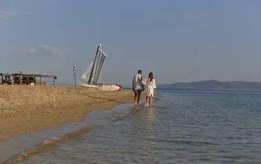 plage gregolimano couple qui se promène