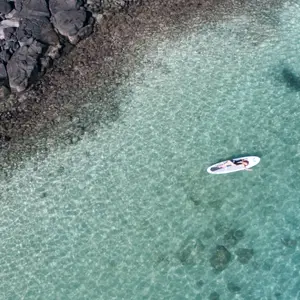 Prancha branca em meio a um mar cristalino.