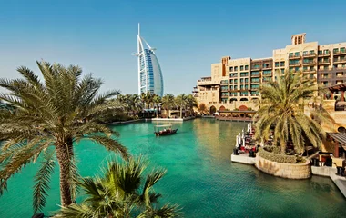 Vue sur le Burk-Al-Arab à Dubai lors d'un voyage aux Emirats Arabes Unis