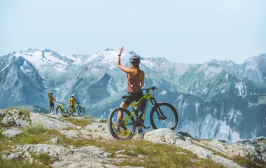 couple vélo montagne