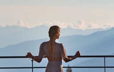 femme contemple l'horizon montagne