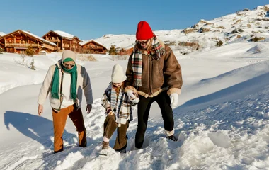 Famille s'amusant avec la neige