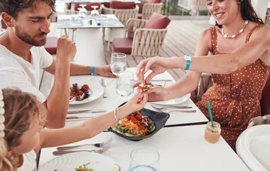 gezin aan tafel eten