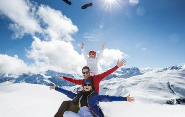 famille s'amusant sur les pistes