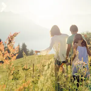 famille se baladant dans un champ