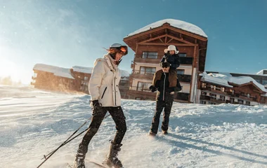 Famille au pied d'un chalet à La rosière