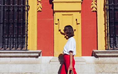 femme balade rue marbella