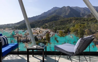 femme balade rue marbella